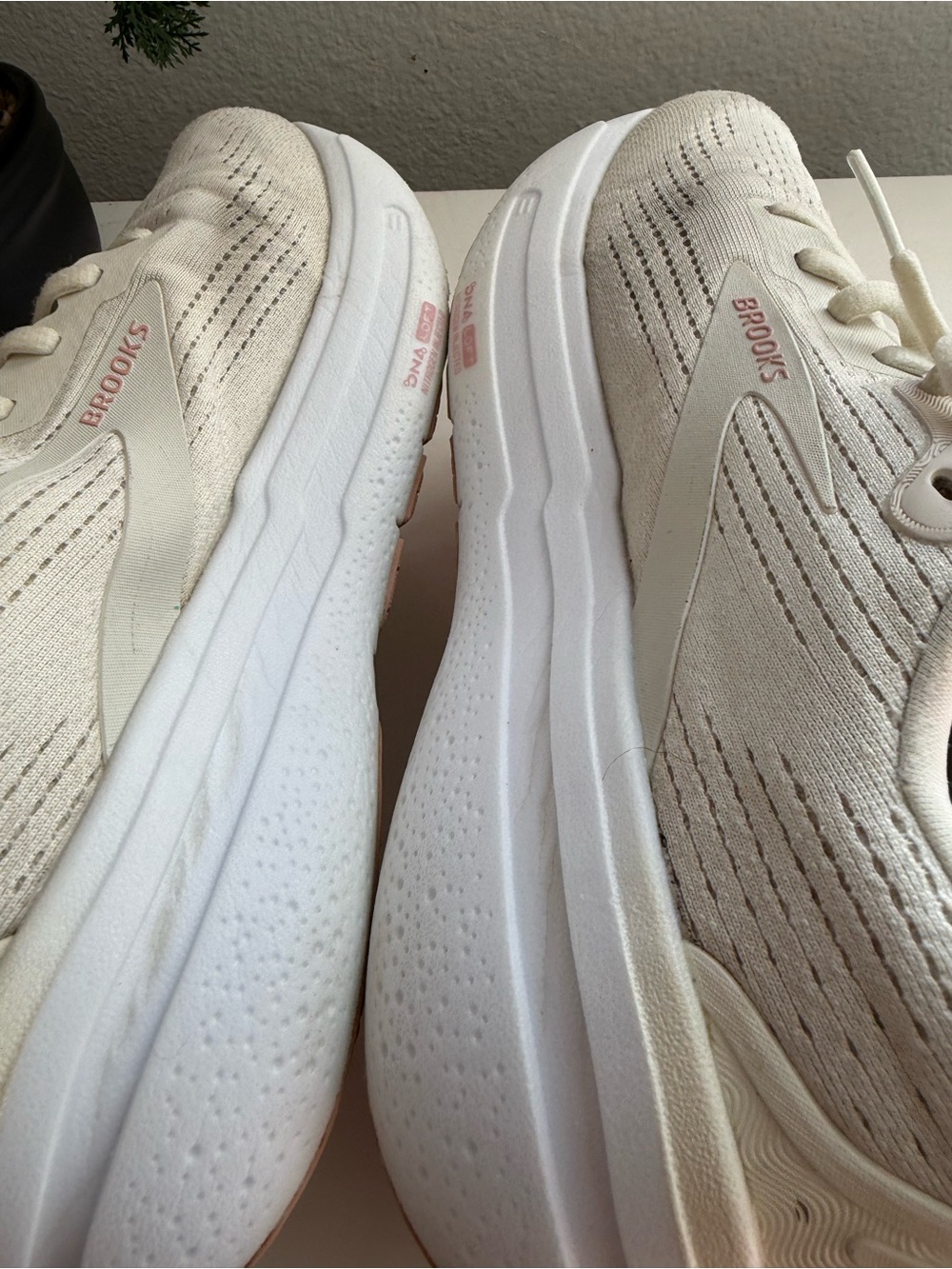 Brooks Ghost max Women size 8.5 Running Shoes — Cream with Light Pink Accents - Picture 6 of 8